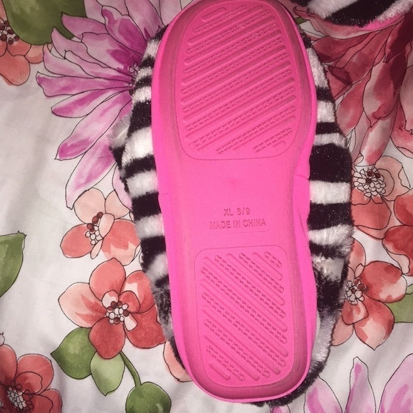 Xl size 8/9 zebra Justice slippers - Picture 2 of 2